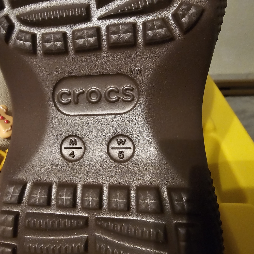 🎁 NEW! Customized Mocha Stacked Crocs w/ Exclusive Christmas Charm Set - Picture 7 of 8